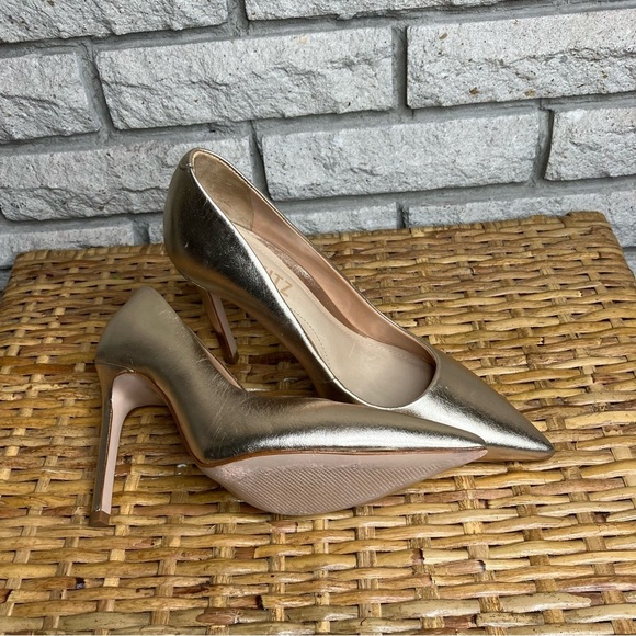 Shcutz Gold Pumps - Picture 3 of 8